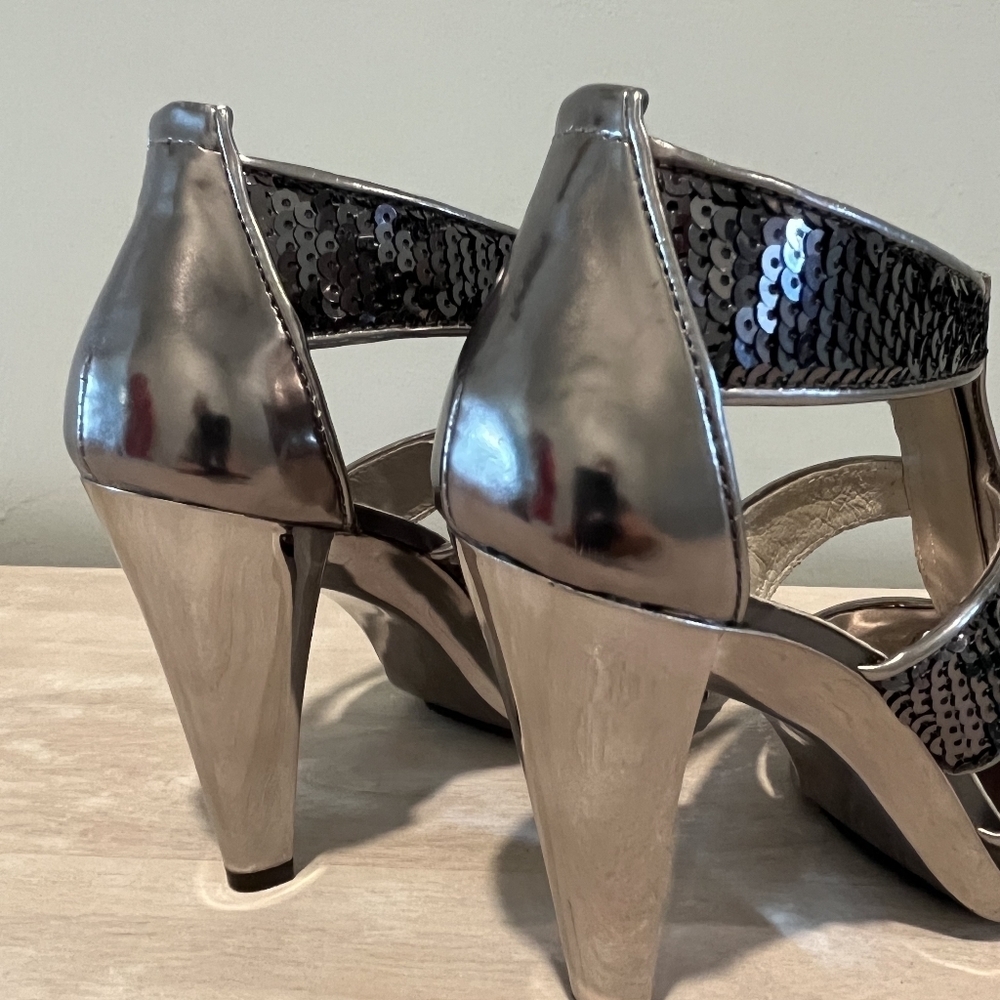 Michael Kors Berkley T-Strap in Gunmetal Sequins. Size 5M Like New Condi… - Picture 4 of 16